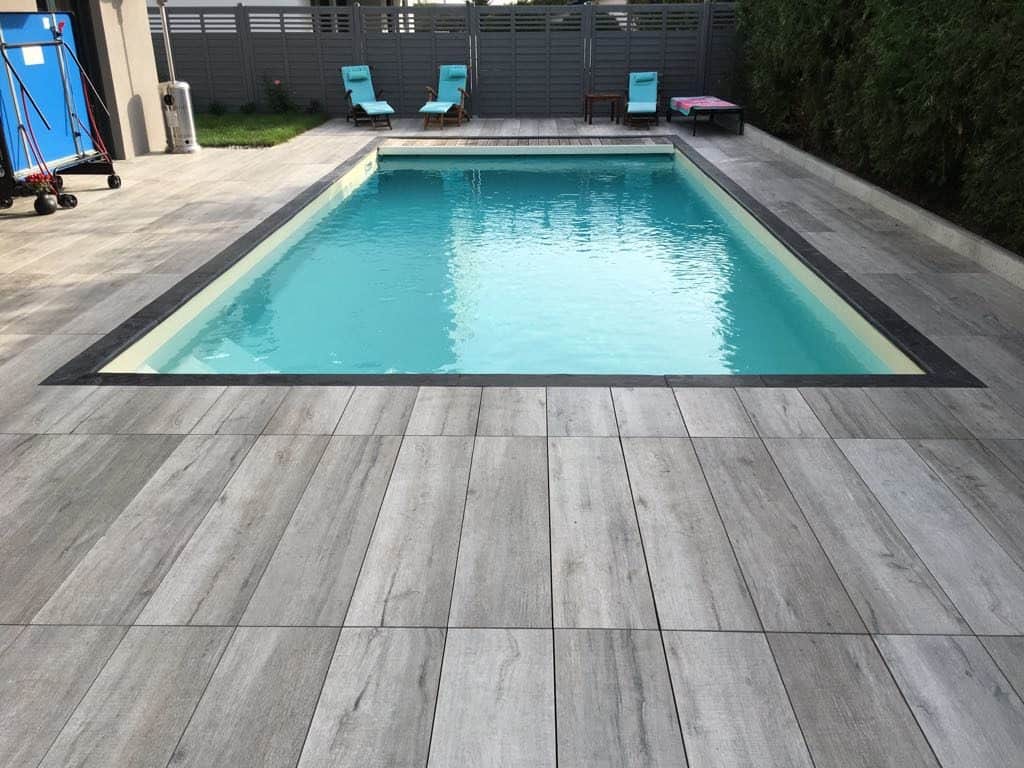 Piscine coque carrelage anthracite